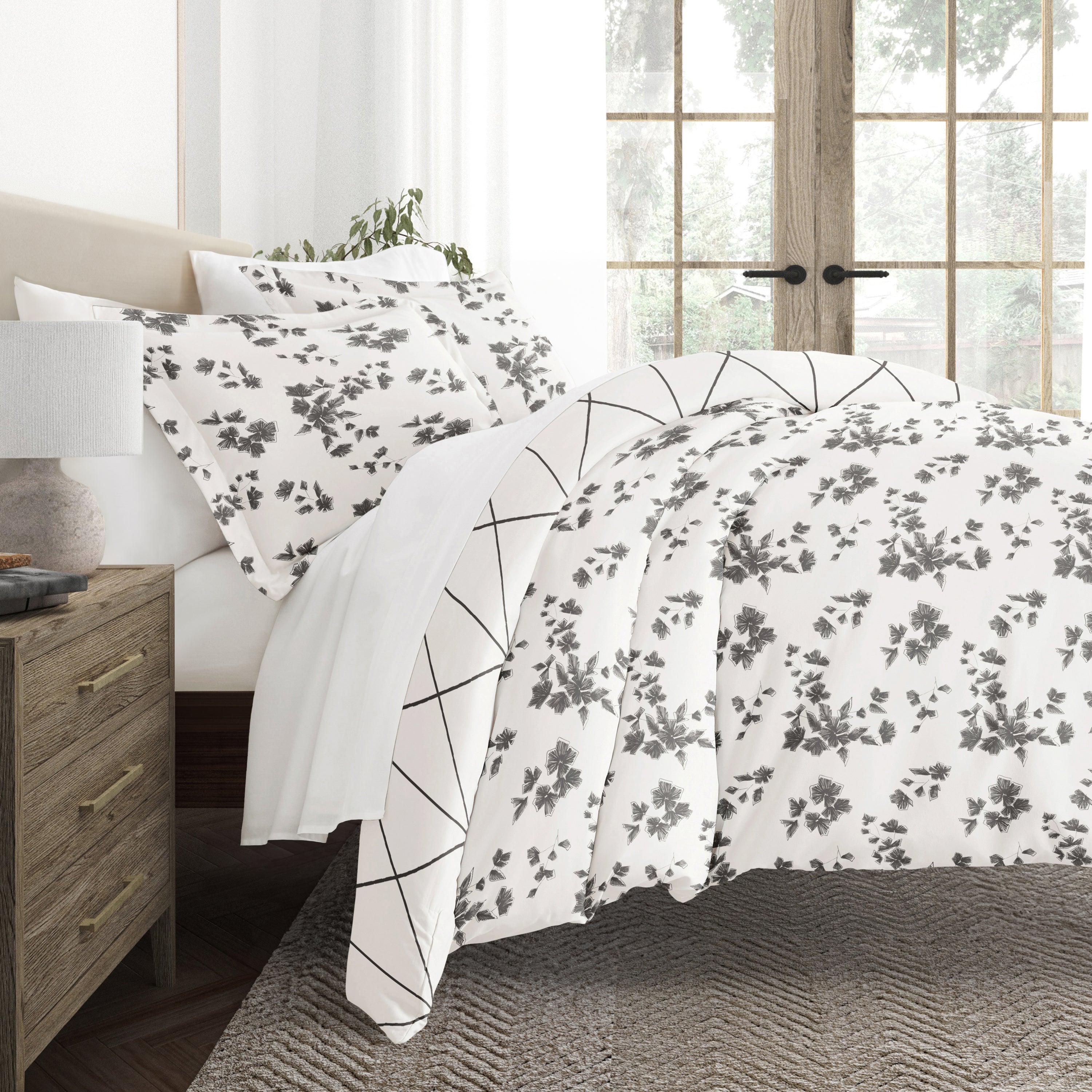 Edgy Flowers Patterned Reversible Duvet Cover Set