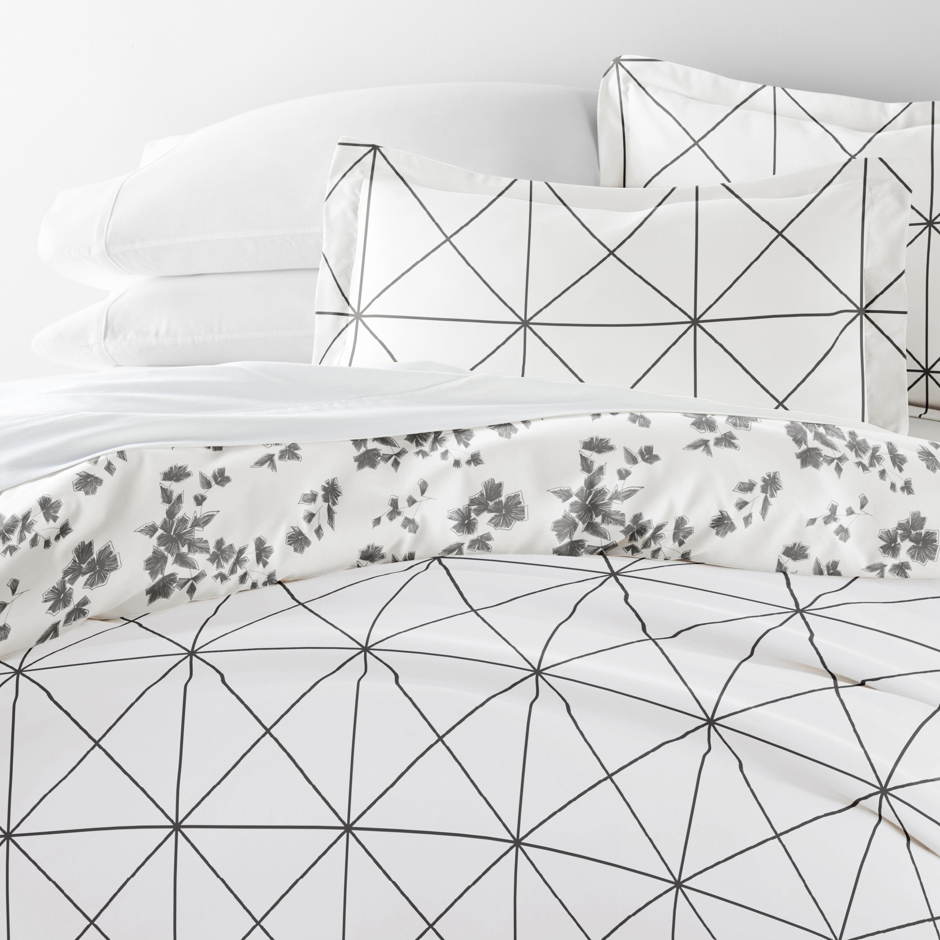 Edgy Flowers Patterned Reversible Duvet Cover Set