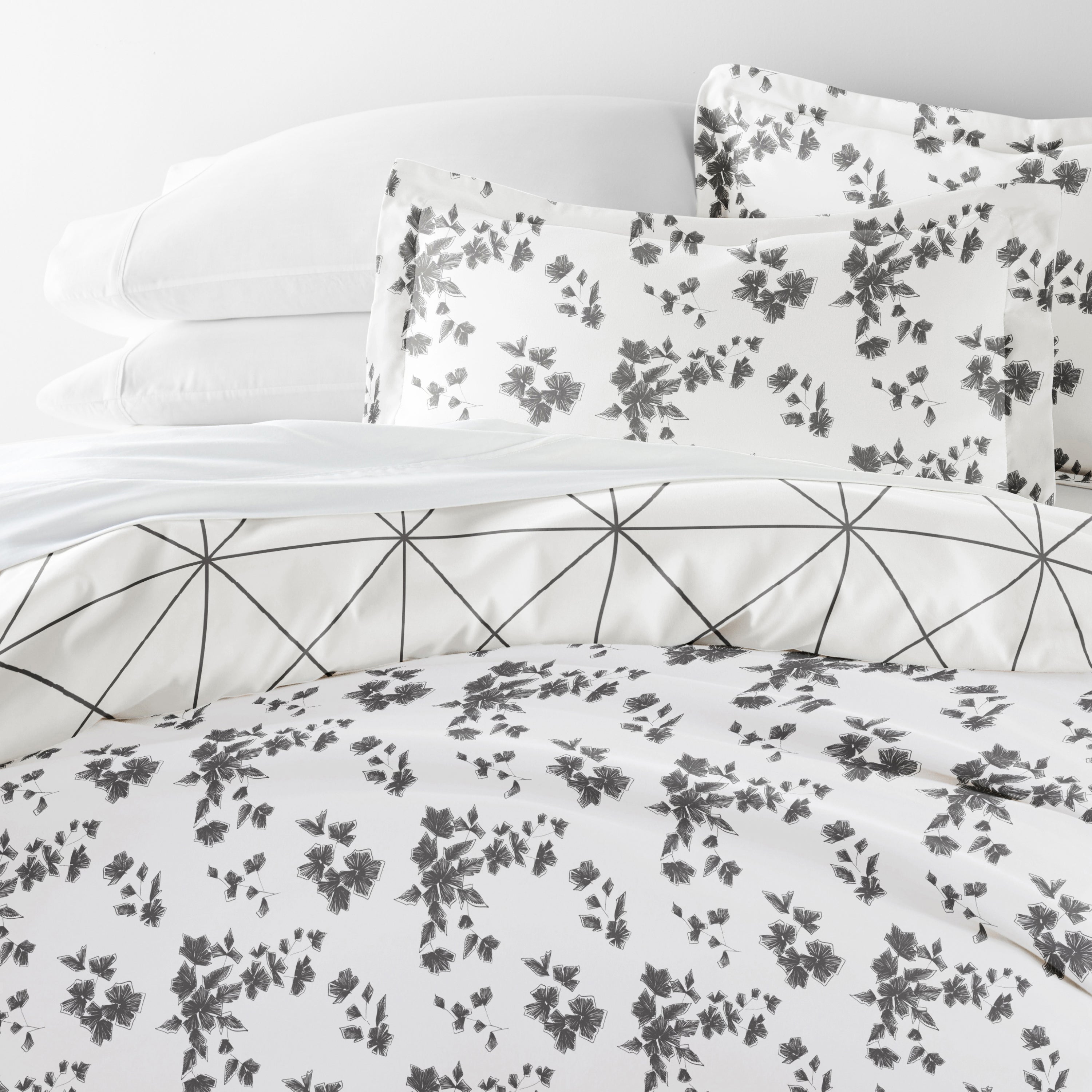 Edgy Flowers Patterned Reversible Duvet Cover Set