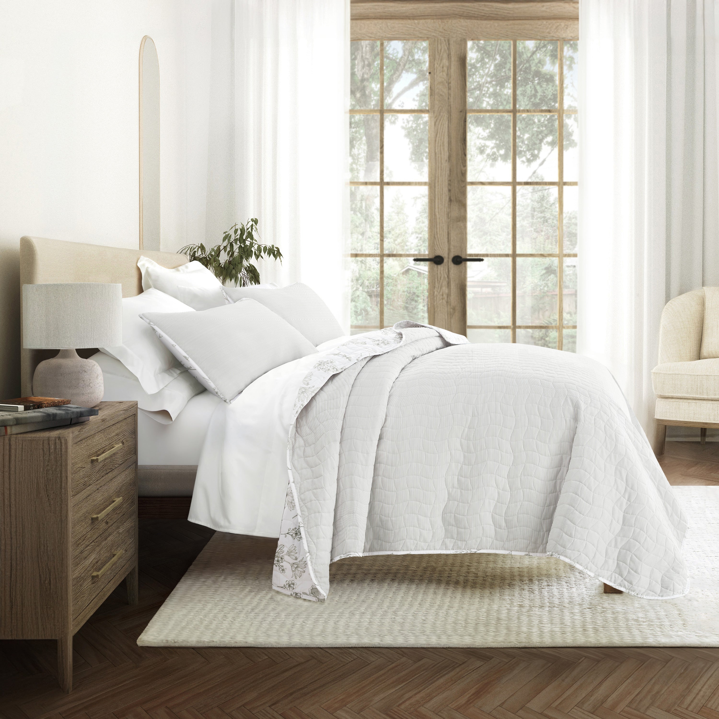 Blooming Daisy Patterned Quilted Coverlet Set