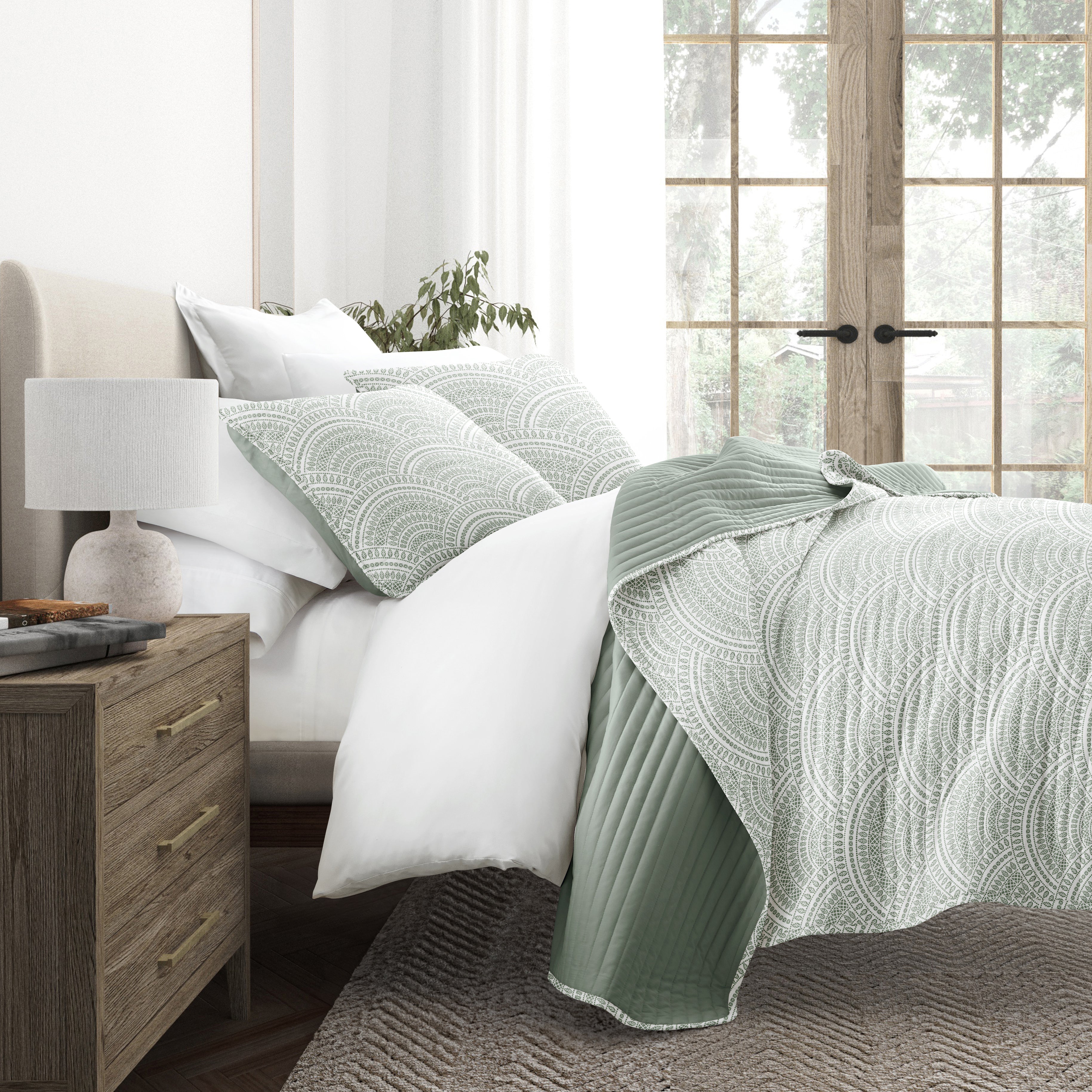 Scalloped Patterned Reversible Quilted Coverlet Set